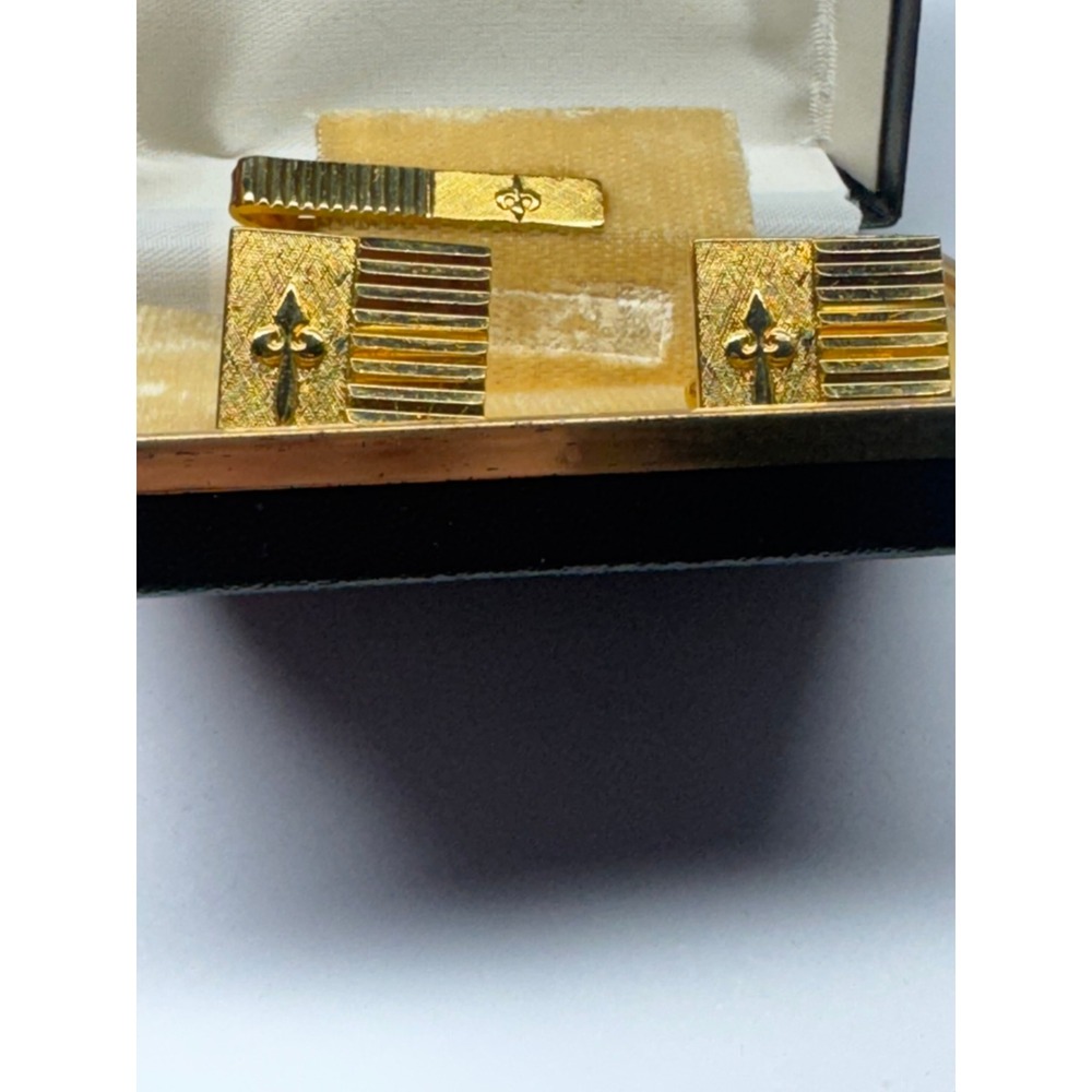 Vintage Gold Tone Fleur-de-lis Cufflink and Tie Bar Set Ribbed Textured Boxed